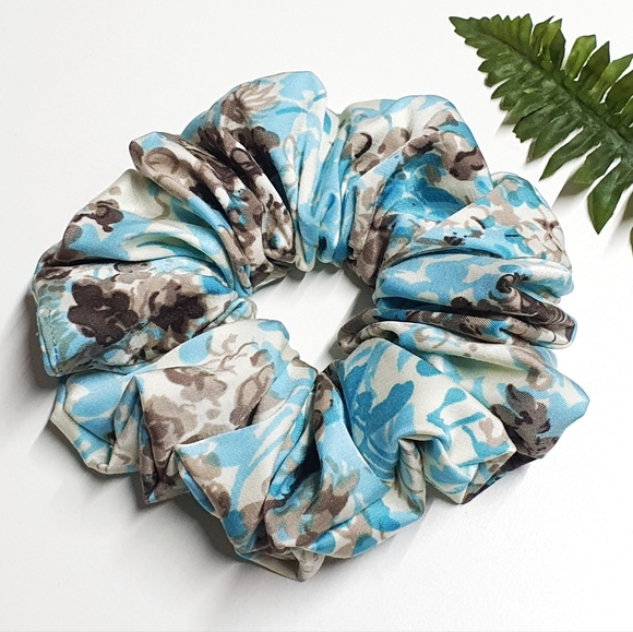 Silk Scrunchie | Lake Blue Anemone – L I N N A